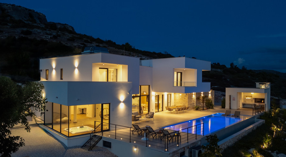 Reservieren Sie Ihren luxuriösen Aufenthalt in der Villa Grandeca, einem exquisiten, gehobenen Zuhause, das Platz für bis zu 9+3 Gäste bietet