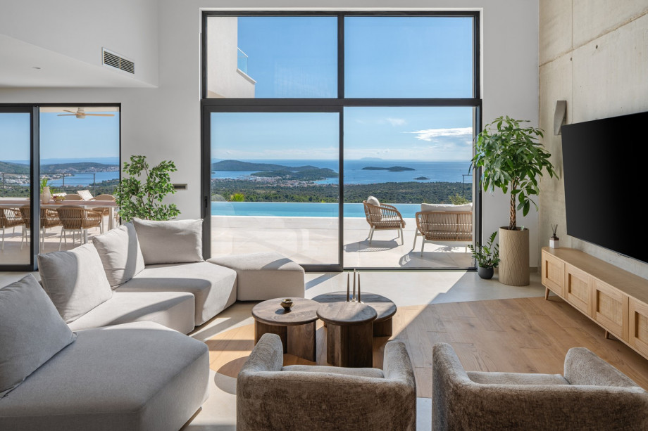 Das Erdgeschoss ist voll klimatisiert und bietet eine komfortable Wohnfläche von 100 m2 mit einem wunderschönen Blick auf das Meer,