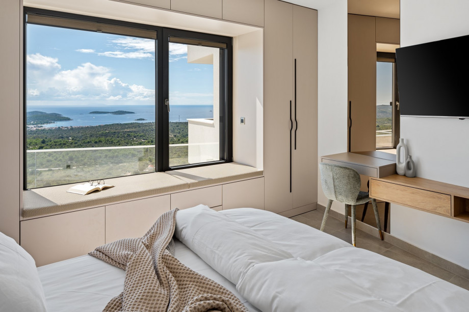 Bedroom N03 allso offer en-suite bathroom with a shower (5sqm), air-conditioning, a TV, sea views and a balcony.