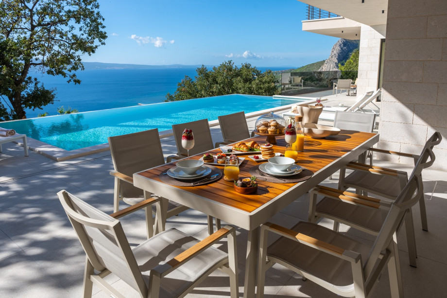 Villa La Mirada is nestled on a 751sqm private plot, in a natural oasis only 2km above Omiš town