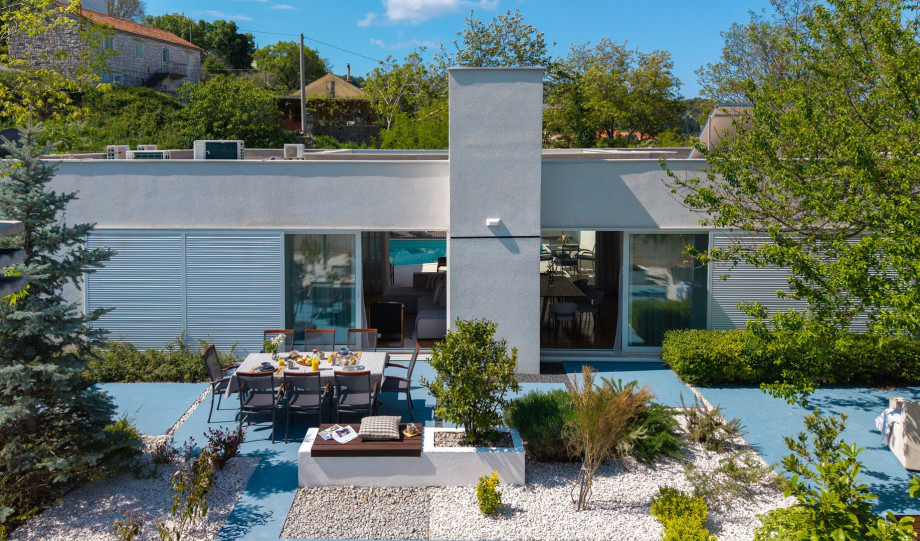 This villa is the ideal retreat for families or groups of friends (up to 8+2 guests) seeking a peaceful yet luxurious getaway.