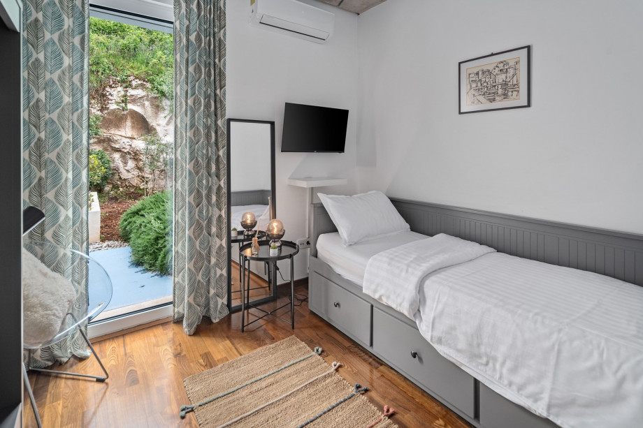 Featuring a comfortable single bed (90cm x 200cm), this room is perfect for one guest.There’s an option for an additional pull-out bed on a lower position for +1