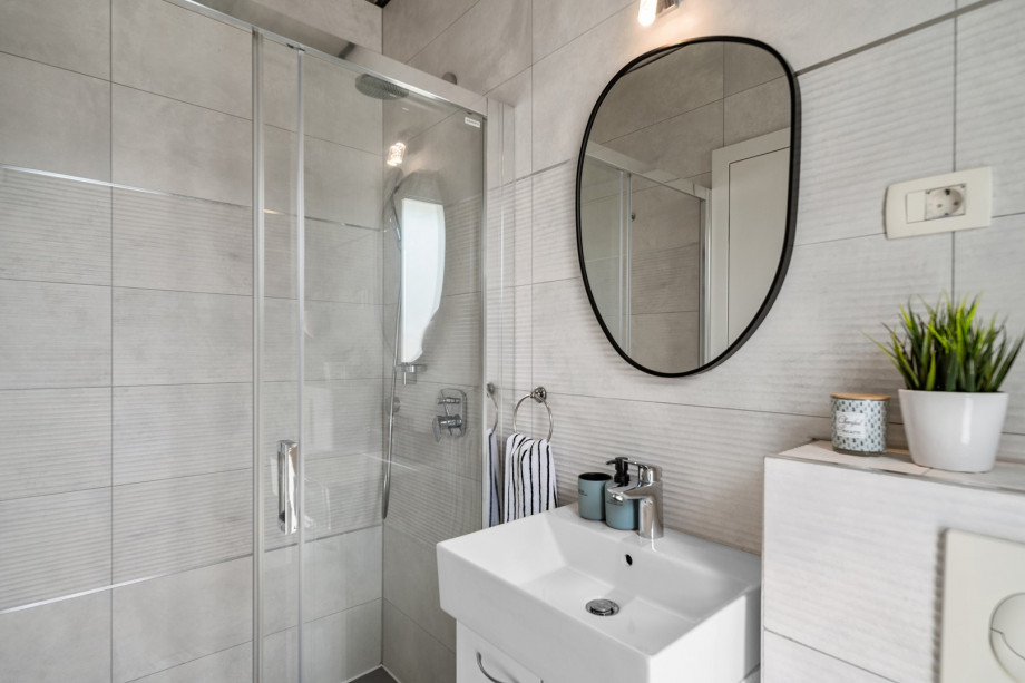 The en-suite bathroom (3.2 sqm) with a shower