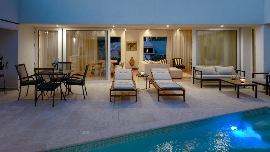 Private 24 sqm swimming pool, surrounded by lush greenery and a spacious sun deck area with 6 comfortable deck chairs