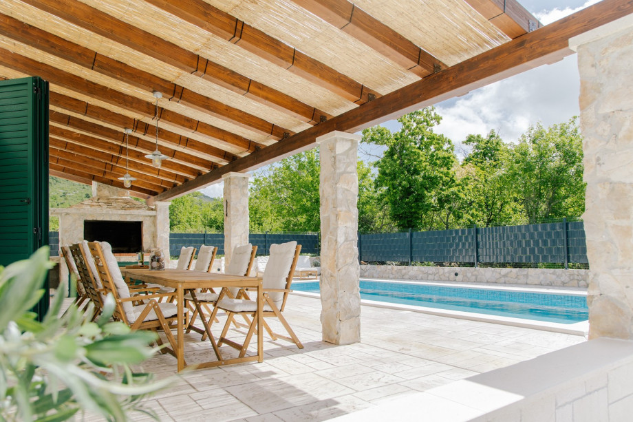 At the Covered Outdoor Dining Area you can enjoy al fresco dining for up to eight people, perfect for family meals or gatherings with friends.