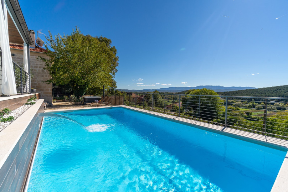 Villa Little Arya offers amazing views of the valley and Cetina river from every corner of the outdoor area.