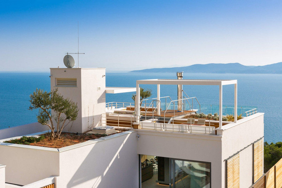 A perfect spot for cozy family or romantic evenings by the barbecue, enjoying Dalmatian gastronomy and sea views together with views of stars in the sky.