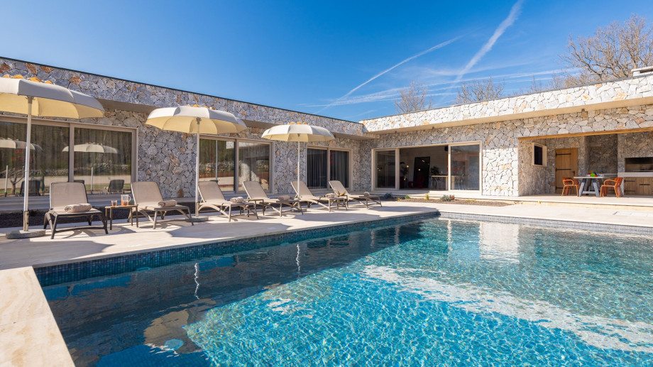 A swimming pool (45sqm) with a fully automated salt electrolysis system