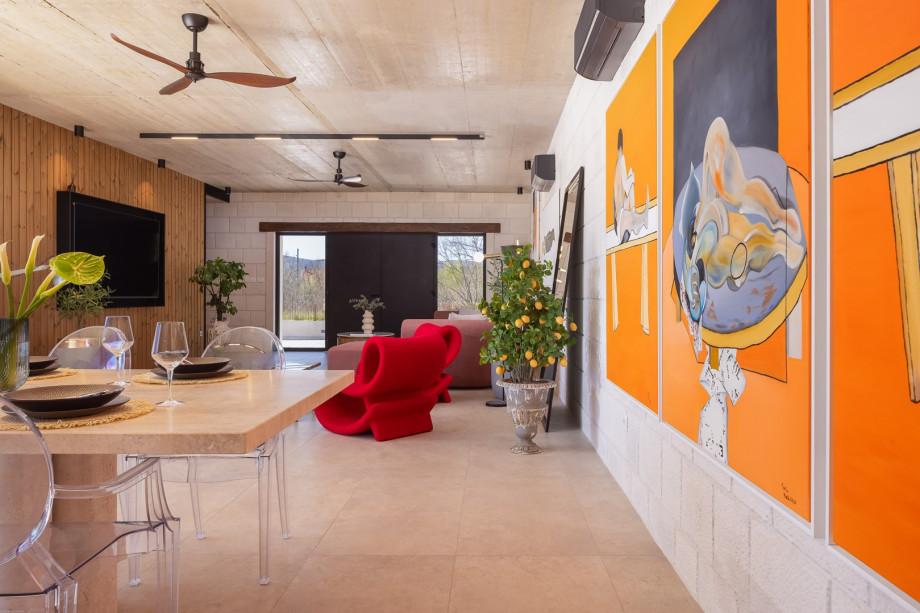 The open-plan living and dining area (80 sqm) boasts comfortable sofas, a flat-screen smart TV, and a fully equipped kitchen