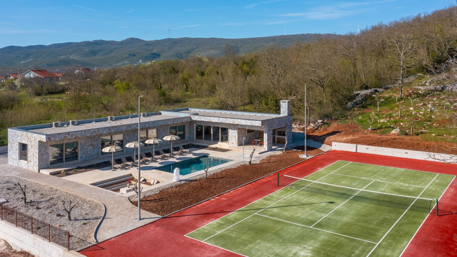 The outdoor area also offers a Tennis court