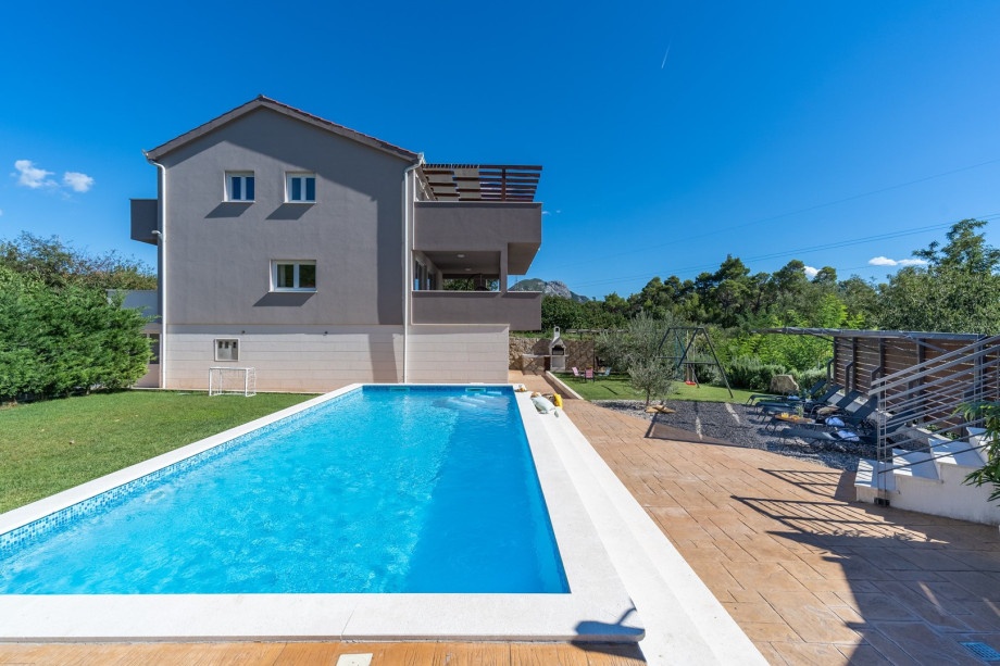 A private pool 8m x 3,5 m with hydromassage