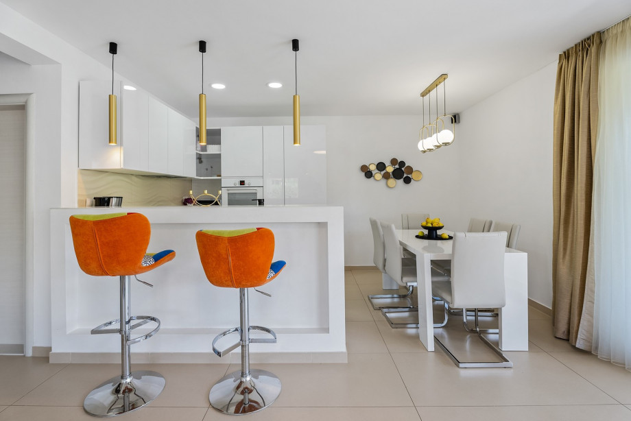 A fully equipped kitchen next to the living room and dining area