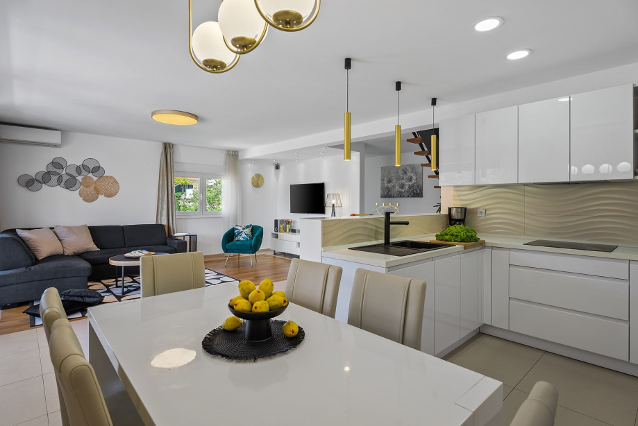 The kitchen is also equipped with an oven, a kettle, a filter coffee maker, etc