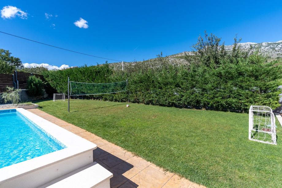 There is a private parking plot for 4 cars