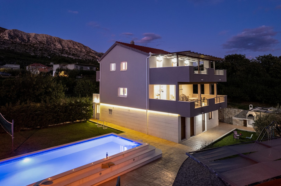 Relax and enjoy a glass of wine on hot summer evenings