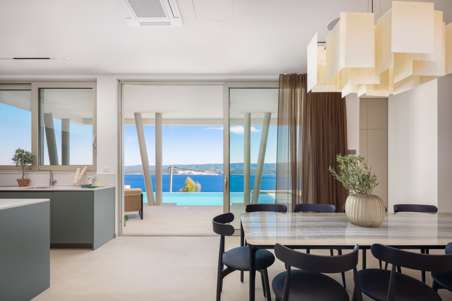 dining table for eight guests makes for an incredibly comfortable stay