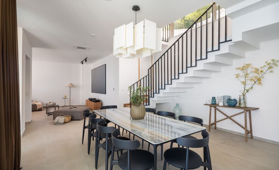 dining table for eight guests makes for an incredibly comfortable stay