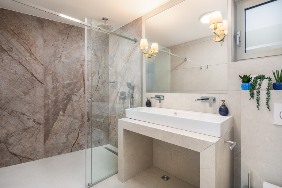 en suite bathroom with a shower