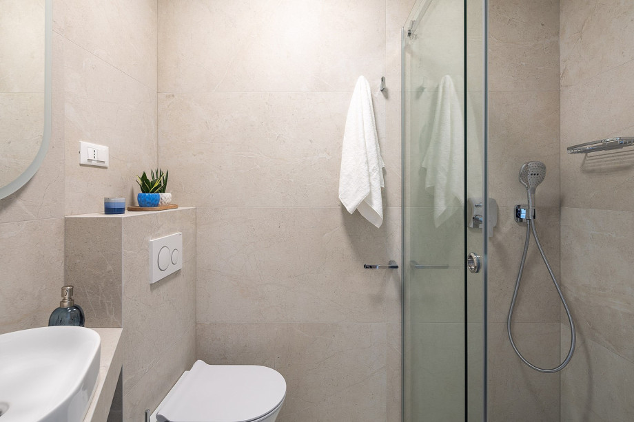 en suite bathroom with a shower