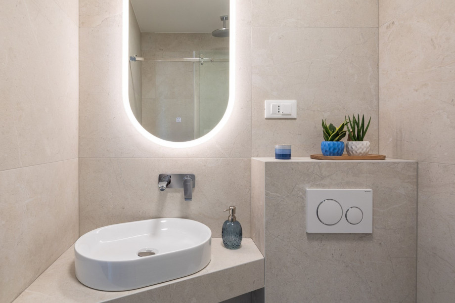 en suite bathroom with a shower