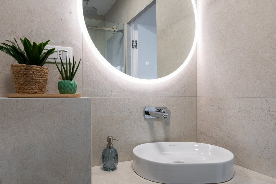 en suite bathroom with a shower