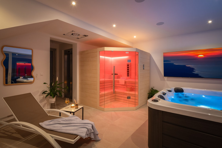 an indoor whirlpool (Hot-Tub), a Finnish sauna, a bathroom with a shower, a TV, and a kitchenette