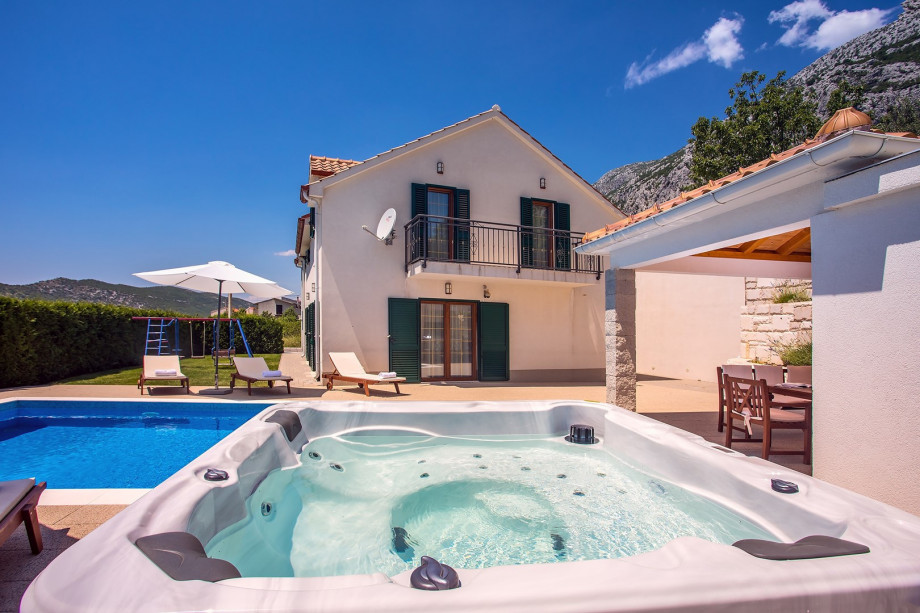 Villa Calma with heated pool, jacuzzi, Finnish sauna and 4 bedrooms