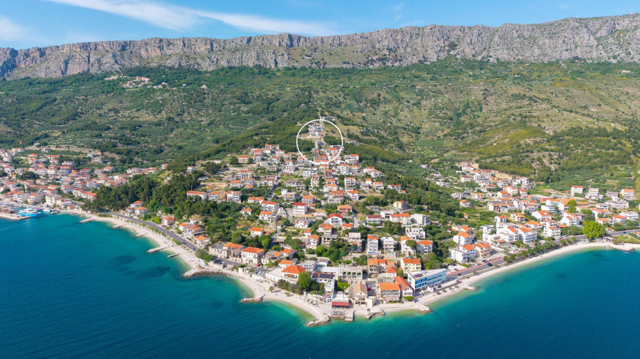 It is located in the quiet village of Mali Rat on the beautiful Omiš Riviera.