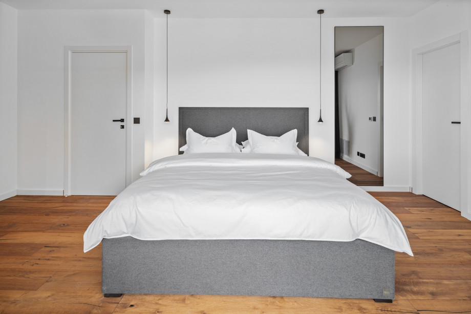 It has access to a spacious terrace with two chairs and deckchairs, perfect for enjoying the panoramic sea view.