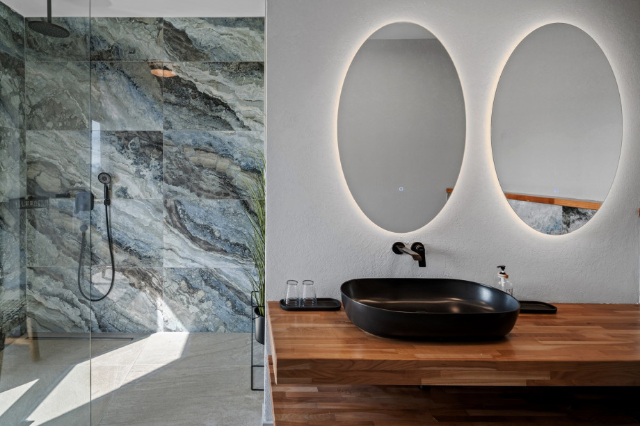 En-suite bathroom with a shower