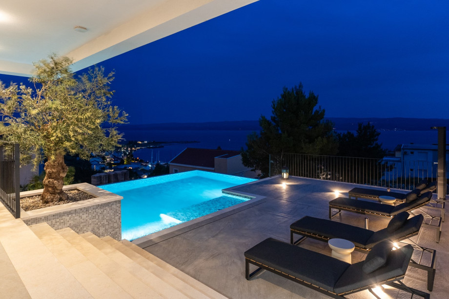 The pool’s electrolyzed filtration system ensures a healthier and more pleasant swimming experience.