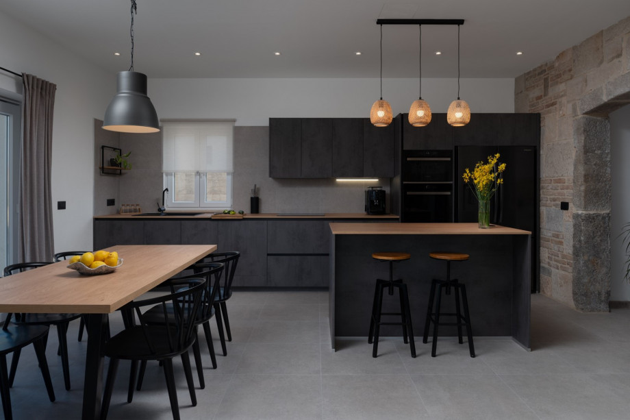 A fully equipped kitchen (microwave oven, kettle, toaster, bean-to-cup Coffee machine..)