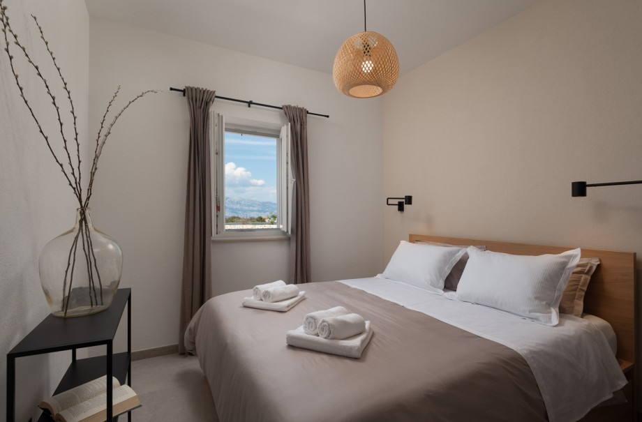 Bedroom NO3 with queen size bed 160cm x 200cm