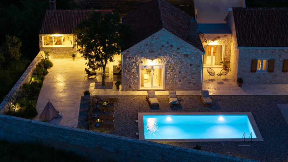 It can accommodate up to 6+2 people, and it offers a private 32sqm swimming pool