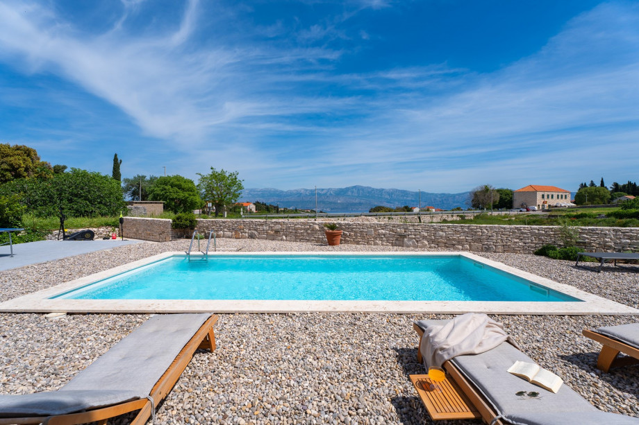 The OUTDOOR offers a private swimming pool 8m x 4m with fully automated salt electrolysis system, sea views
