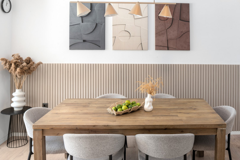 The dining space accommodates up to 6 guests