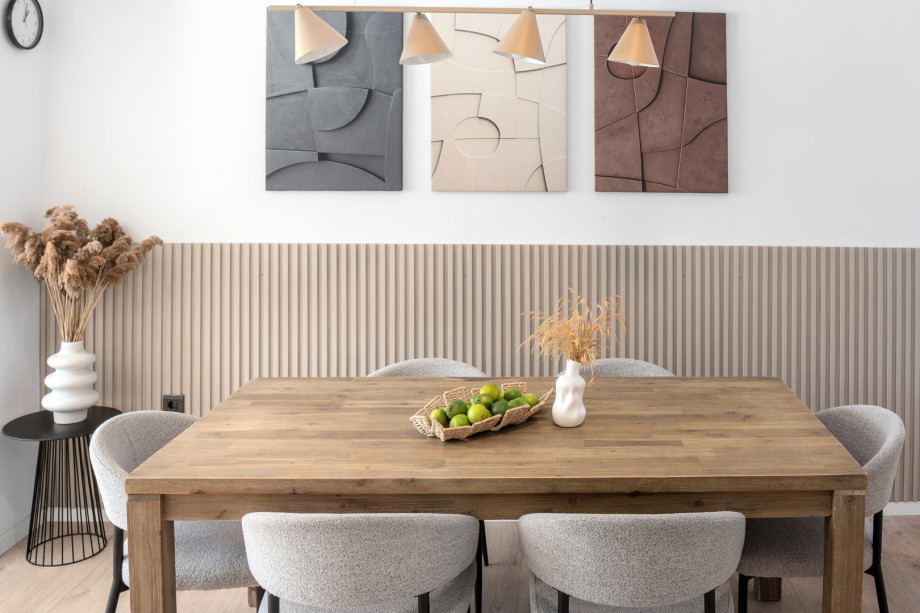 The dining space accommodates up to 6 guests