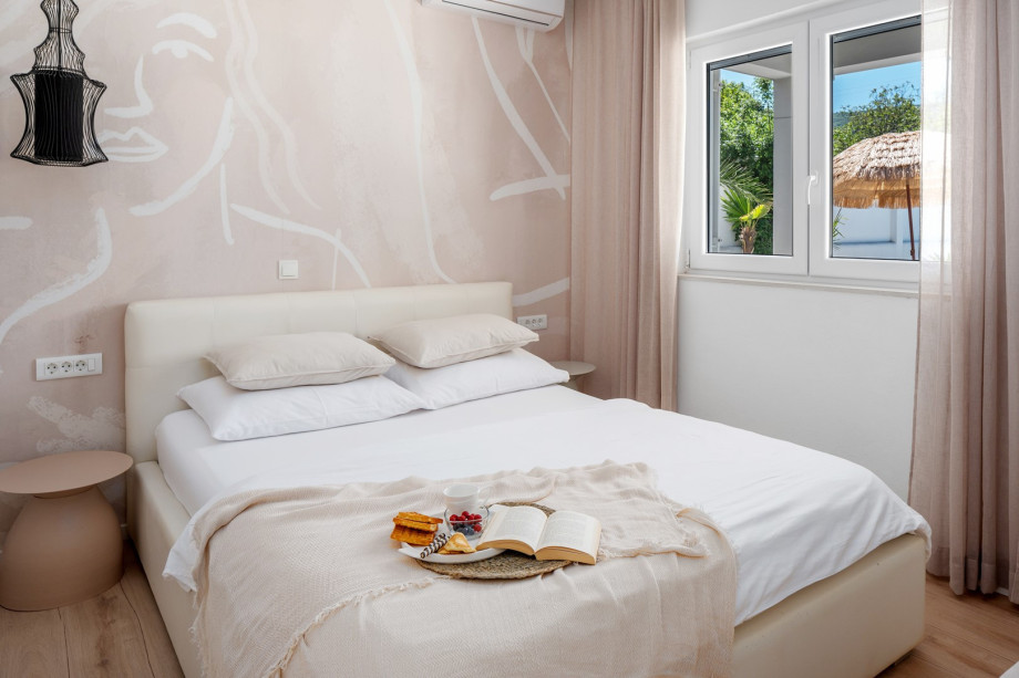 Bedroom No.1 features a luxurious Queen-size bed (160cm x 200cm)