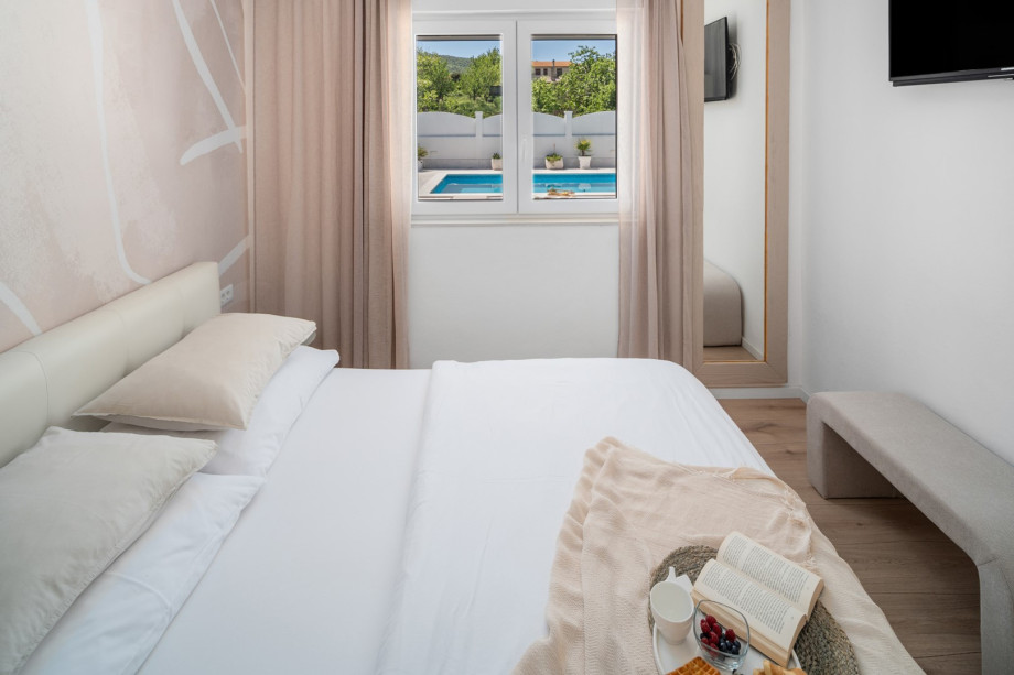 Bedroom No.1 with a TV and air-conditioning