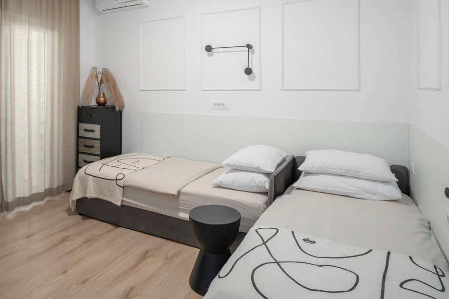 Bedroom No.2 with 2 single beds 90x200cm, air -conditioning and exit to the balcony