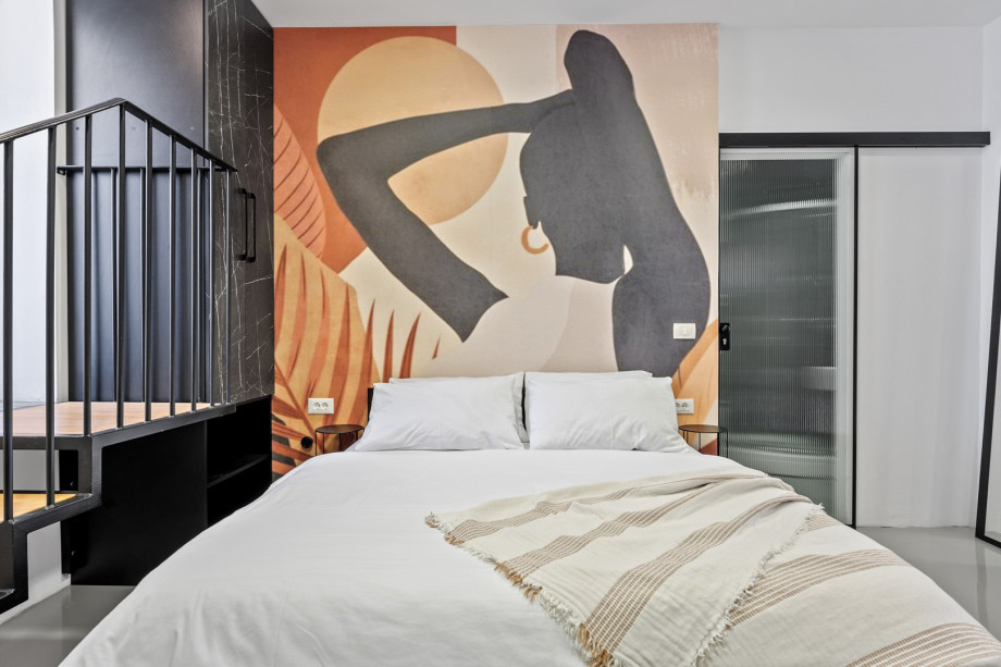 An en-suite bedroom with a Queen- size bed ( 160x200 cm )