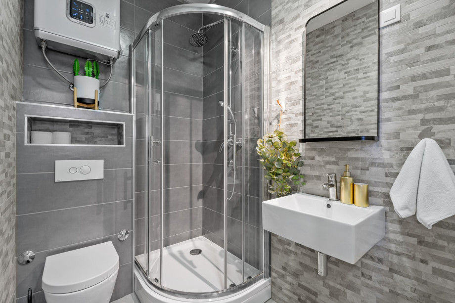 An en-sute bathroom with a shower