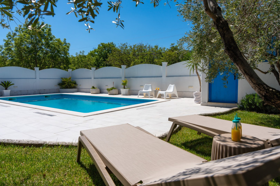 Sun deck area with 6 lounge chairs provides the perfect spot to relax