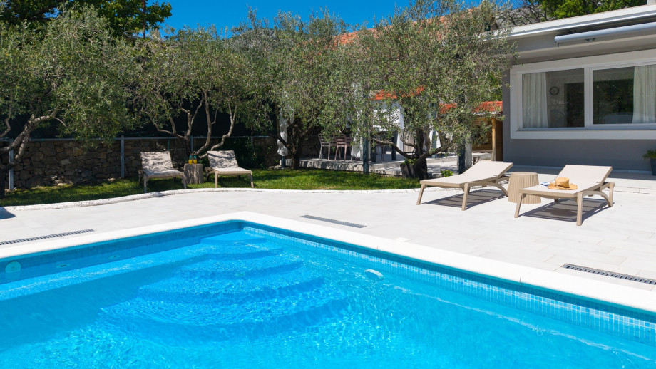 Step outside to discover your very own private retreat: a  swimming pool ( 8*4 m )