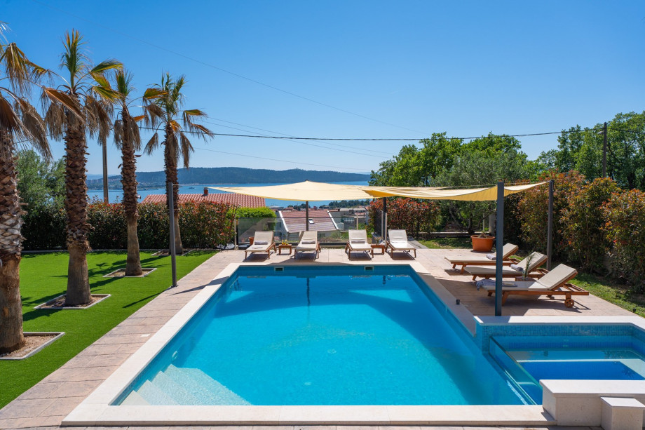 Nestled in Kaštel Sućurac on a generous 1130 sqm plot, this villa boasts 240 sqm of elegantly decorated interior space.