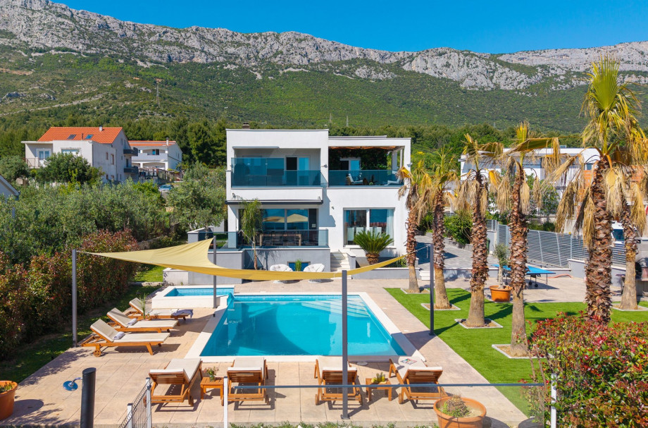 Spacious sun deck area with 8 deck chairs with pillows and towels