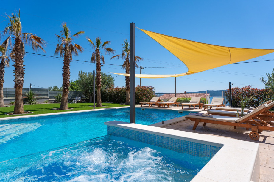 Private swimming pool with the countercurrent program and attached Whirpool (non heated)