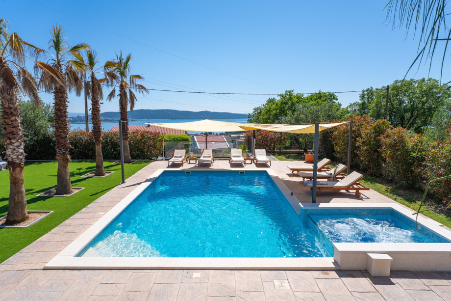 Discover this elegant villa featuring private pool measuring 8,2m x 5m