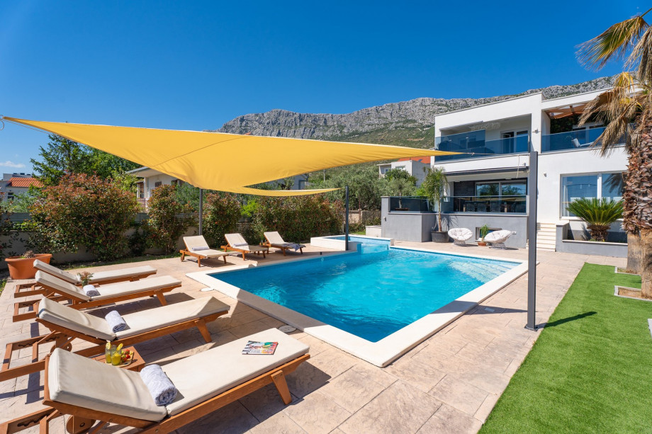 Spacious sun deck area with 8 deck chairs with pillows and towels