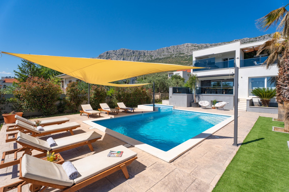 Spacious sun deck area with 8 deck chairs with pillows and towels